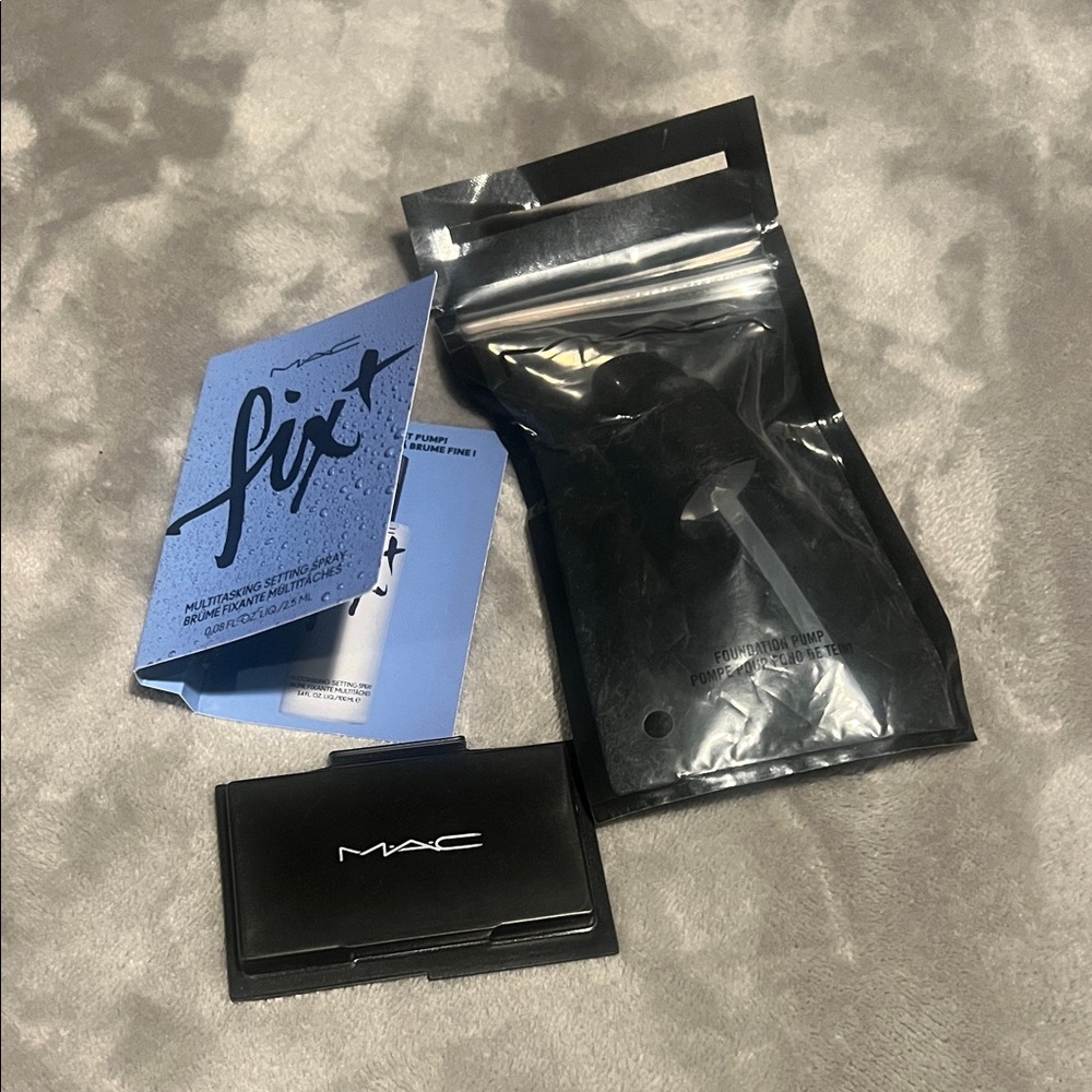 MAC samples *sample size*fix plus/studio fix foundation NC20 and foundation pump